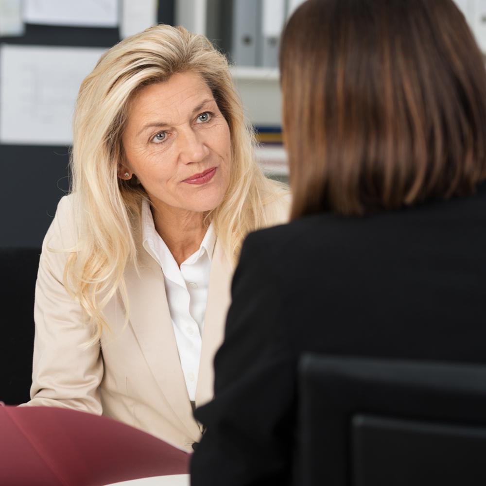 2022_Vrouwen in gesprek aan een bureau_Kantoor_S_241366579