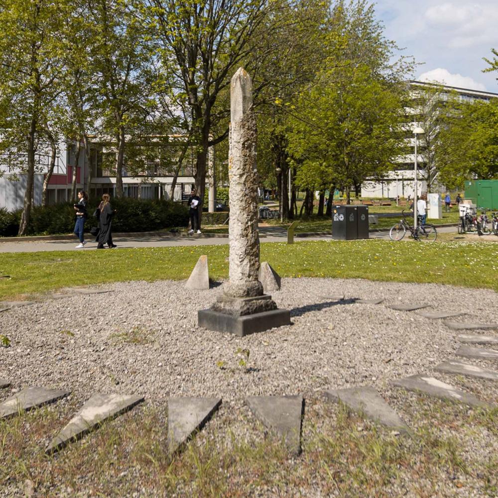 2022_Bart SOUBRY - Fin de Siècle (2000)_Humanistisch Sculpturenpark_Etterbeek_VUB 2022_Bart SOUBRY - Fin de Siècle (2000)_Humanistisch Sculpturenpark_Etterbeek_VUB