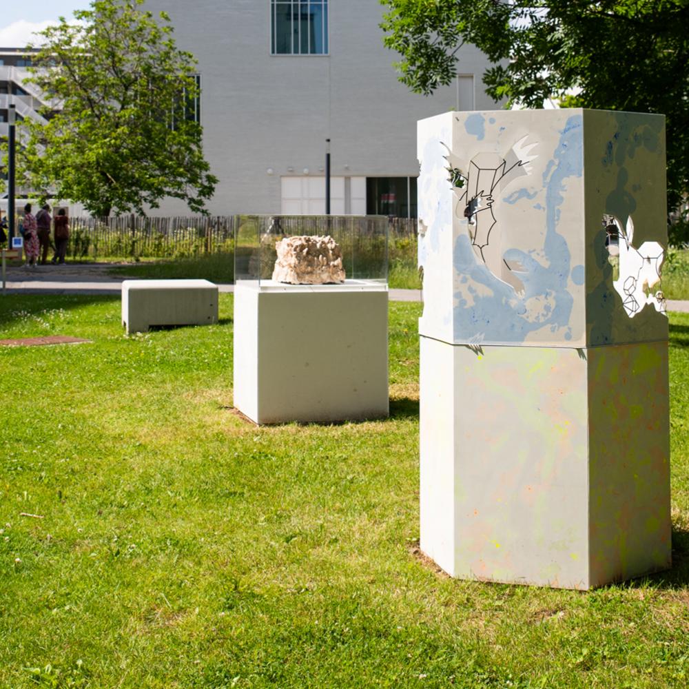 2022_Elise EERAERTS - Geen titel (In Situ Suit) (2020_Humanistisch Sculpturenpark_Etterbeek_VUB