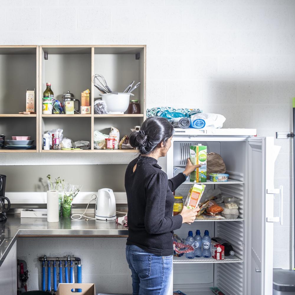 2022_Meisje in een keuken_Kot_Nieuwelaan_Campus Etterbeek_VUB