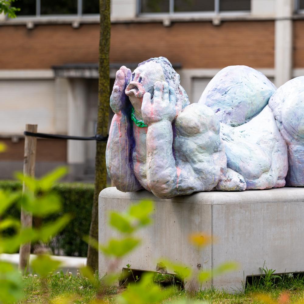 2022_Nina VAN DENBEMPT - SUPERBROKEN SUPERHUMAN (2021)_Humanistisch Sculpturenpark_Etterbeek_VUB