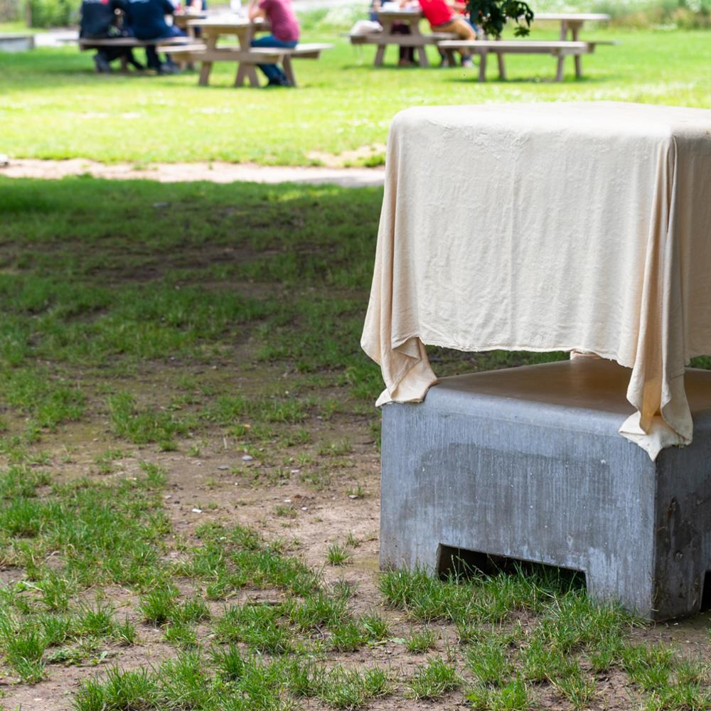 2022_Pieter DE CLERCQ - Tablecloth (2020)_Humanistisch Sculpturenpark_Etterbeek_VUB 2022_Pieter DE CLERCQ - Tablecloth (2020)_Humanistisch Sculpturenpark_Etterbeek_VUB