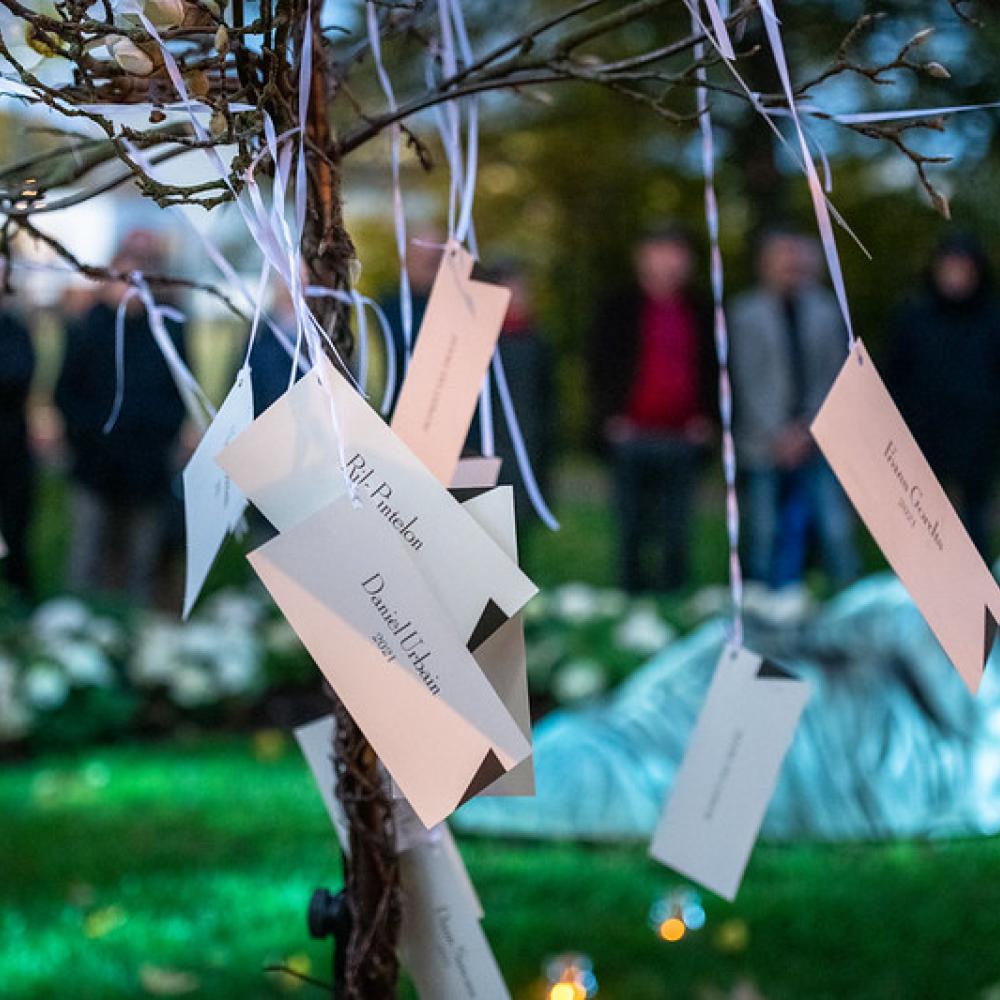 Boom met naamkaartjes tijdens het moment van troost