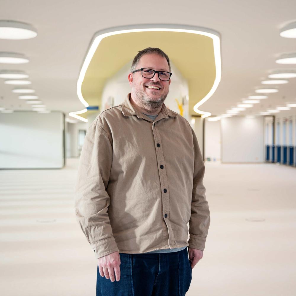 Bart Sibiel in het gerenoveerde Braemgebouw (foto: Greetje Van Buggenhout)