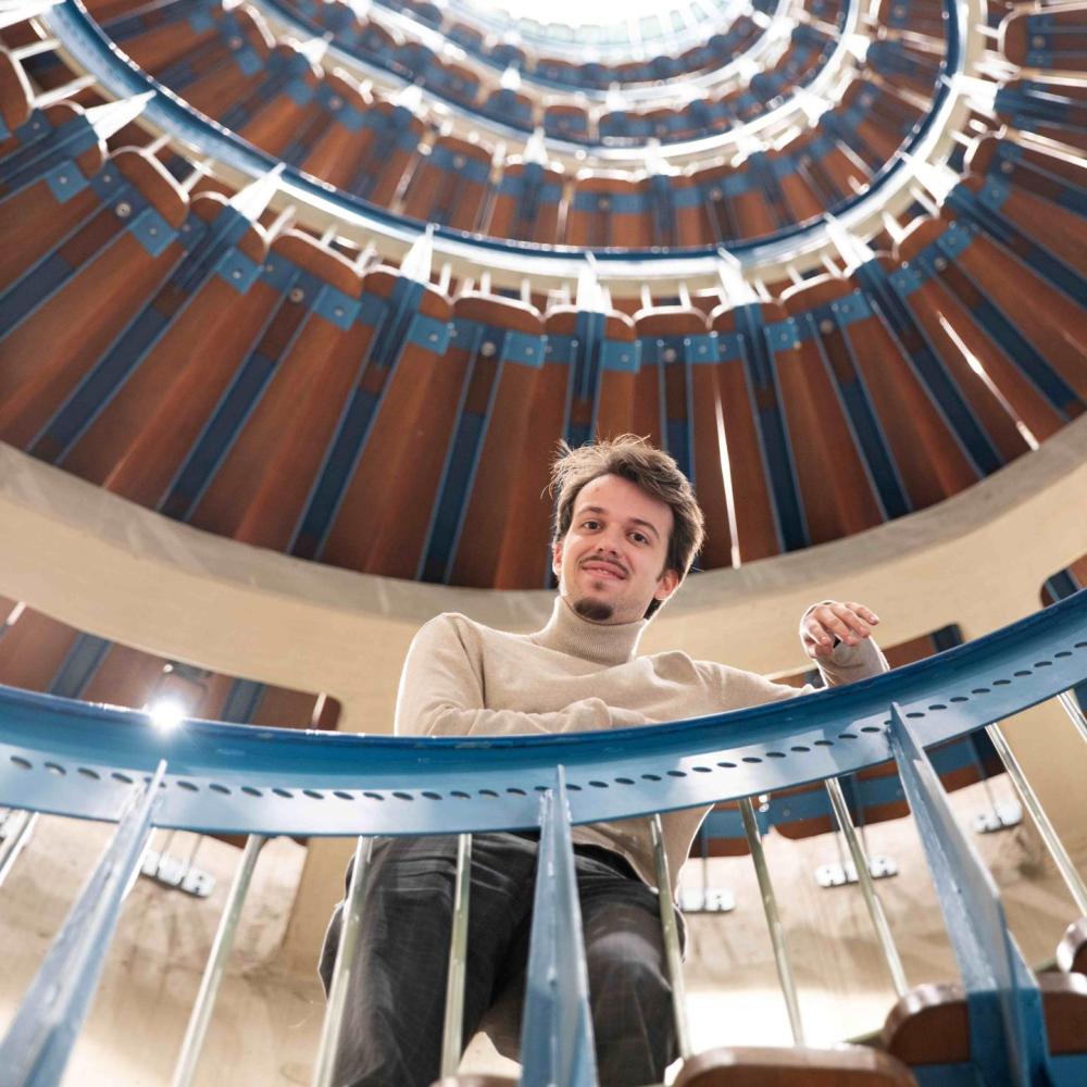 Jurre Smets in het gerenoveerde Braemgebouw (Foto: Greetje Van Buggenhout)