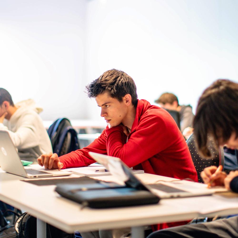 Jongen in rode trui op VUB STEM in Technopolis