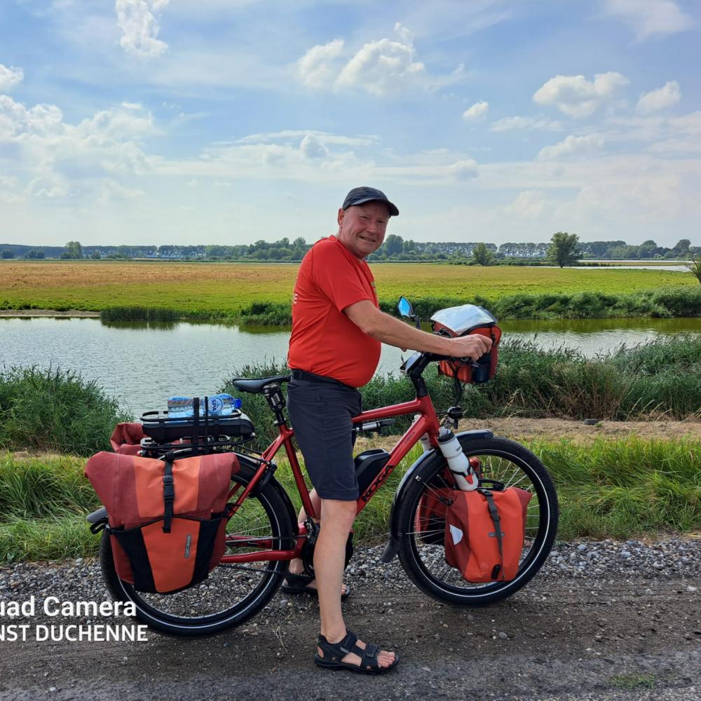 Luc Vandevyvere op de fiets voor Cycling Against Duchenne
