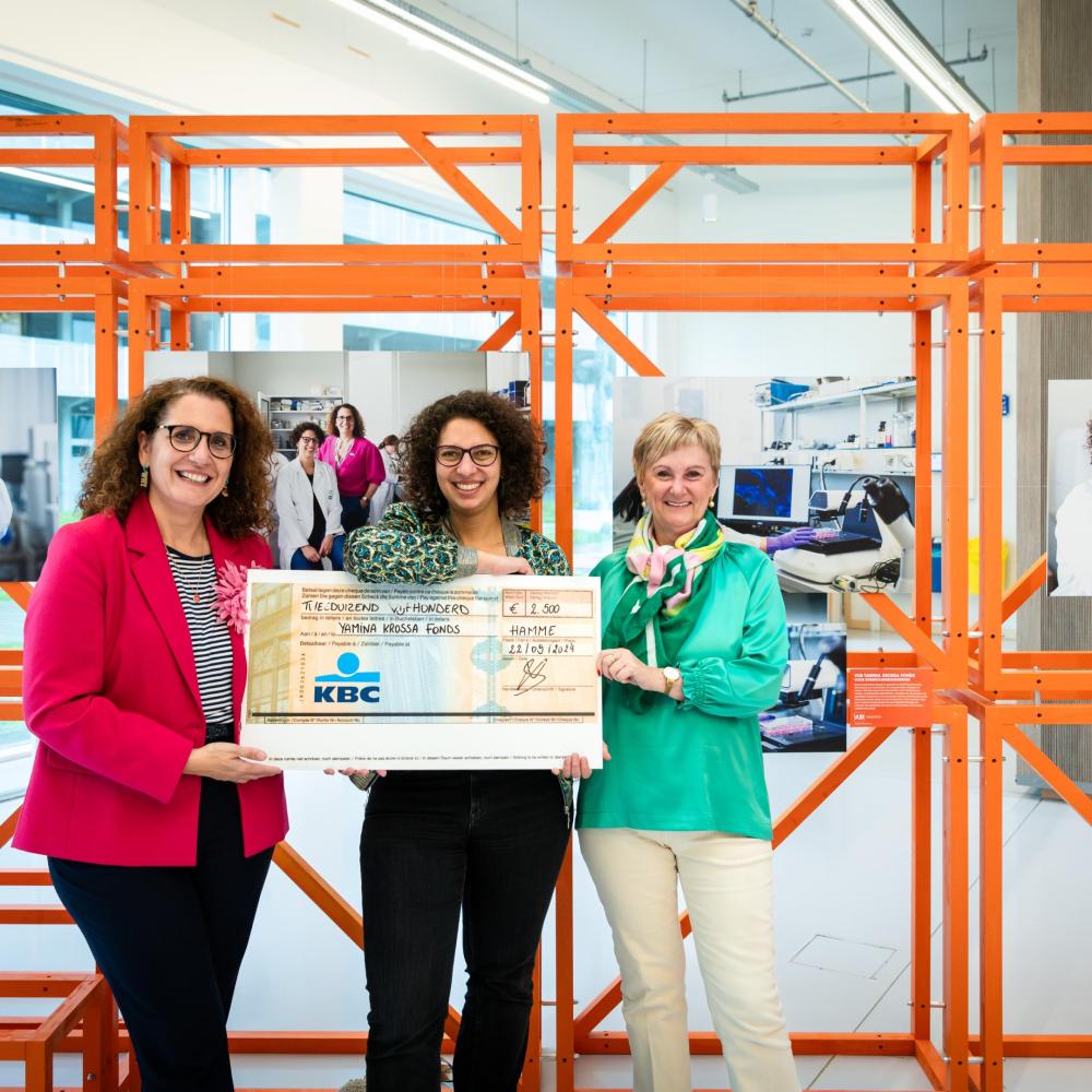 Yamina Krossa met cheque van initiatiefnemer Ginette Barrie