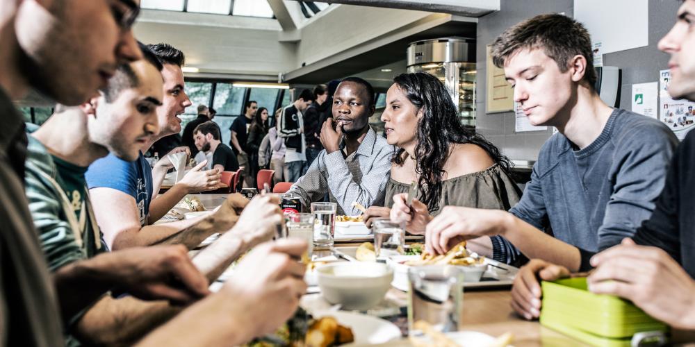 Studenten aan het eten in het restaurant van Campus Etterbeek