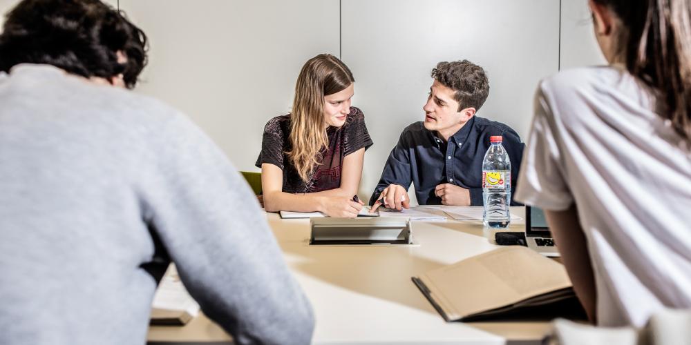 Student met tutor in studiebegeleidingcentru op Campus Etterbeek Student met tutor in studiebegeleidingcentru op Campus Etterbeek