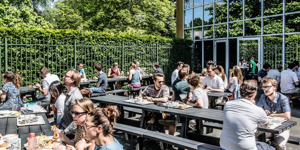 Studenten aan het lunchen op terras op Campus Etterbeek