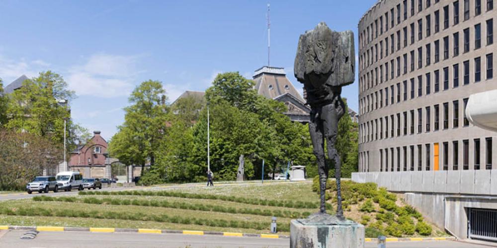2022_Kunstwerk_Paul Van Gysegem_Enkidoe_1985_Humanistisch Sculpturenpark_Etterbeek Kunstwerk in het Humanistisch Sculpturenpark te Etterbeek van Paul Van Gysegem Titel Enkidoe van 1985