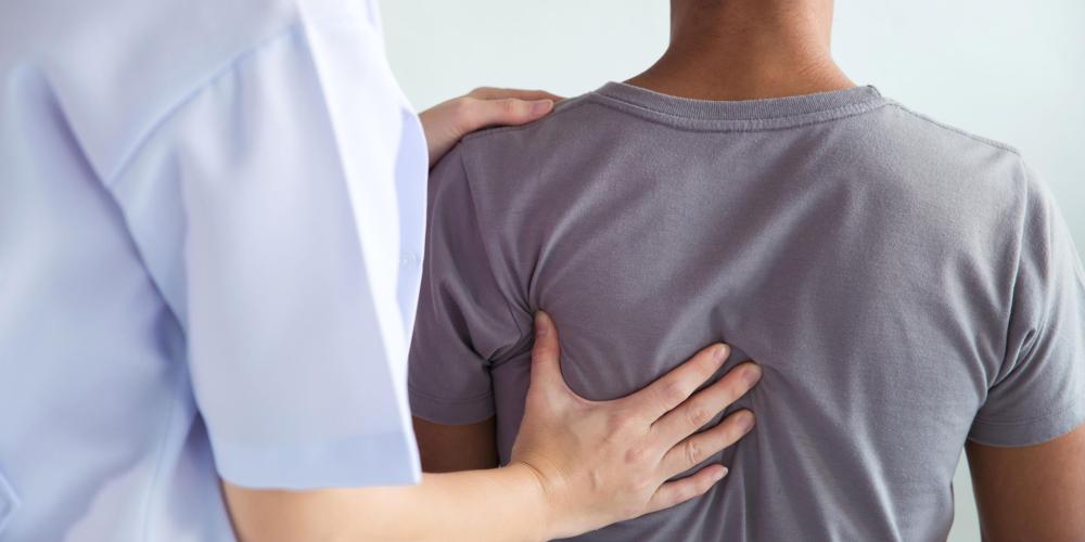 2022_Fysiotherapeut doet genezende behandeling op de rug van de mens_ Rugpijn patiënt_Behandeling van arts_MassagetherapeutS_S_1467963221.jpg