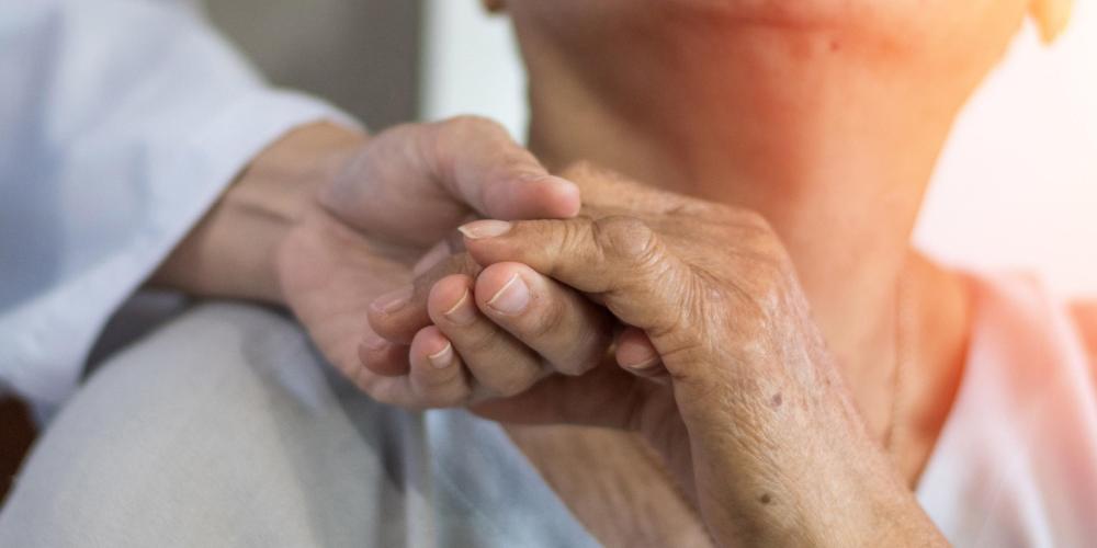 2022_Geriatrische arts of geriatrische concept_Arts overhandigt hand aan oudere patiënt om te troosten_S_1703892490 2022_Geriatrische arts of geriatrische concept_Arts overhandigt hand aan oudere patiënt om te troosten_S_1703892490
