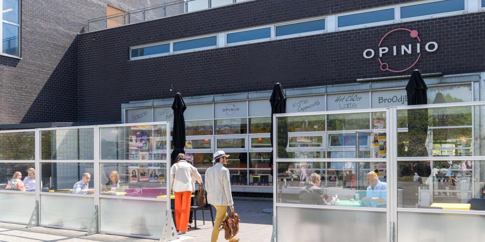 2022_Man wandelt Opinio binnen_VUB Opinio_Etterbeek