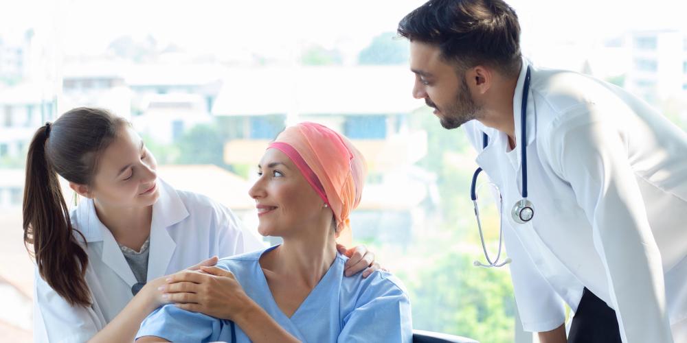 2022_Professionele arts met verpleegkundige die zorgen voor een patiënt in rolstoel die net chemo heeft gehad_Ziekenhuis_S_1530668297 2022_Professionele arts met verpleegkundige die zorgen voor een patiënt in rolstoel die net chemo heeft gehad_Ziekenhuis_S_1530668297