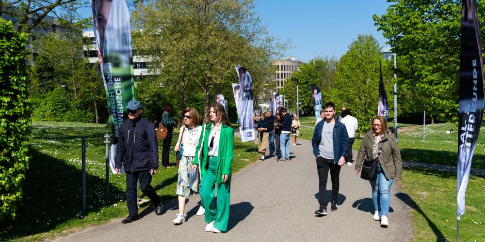 2022_Infodag_24 april_Mensen buiten op de campus tijdens de opendeurdag_Etterbeek_VUB