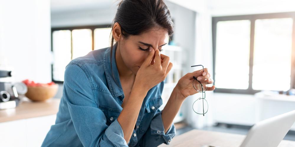 2022_Studente met stress achter haar laptop_S_1755970937