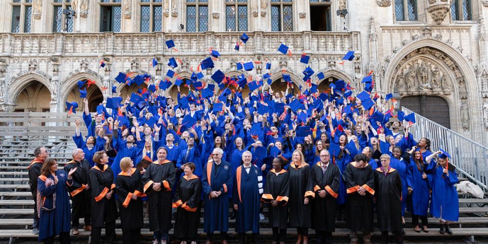 Afstudeerceremonie Grote Markt Afstudeerceremonie geneeskunde op de Grote Markt van Brussel
