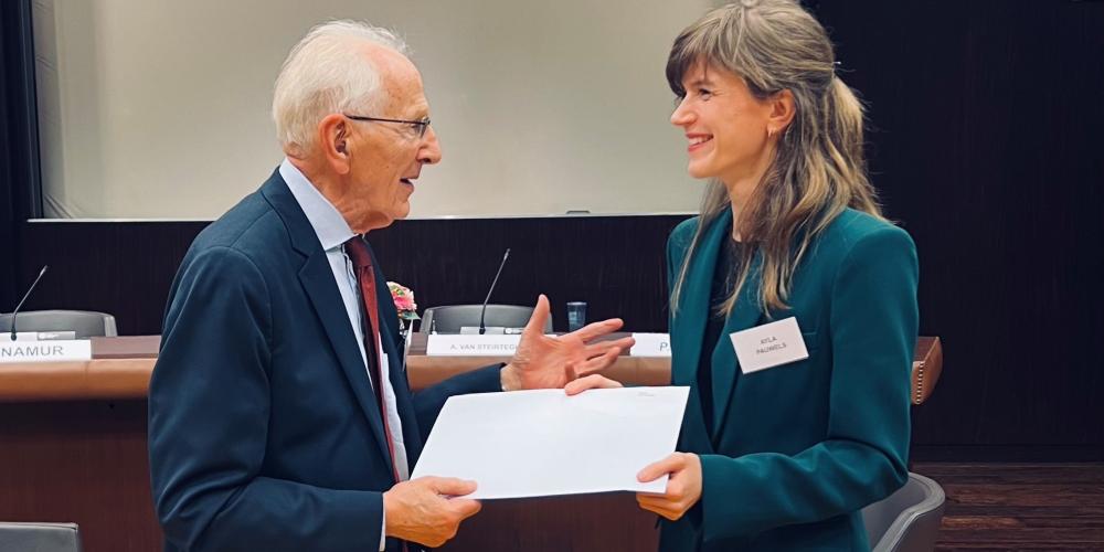 Ayla Pauwels ontvangt certificaat