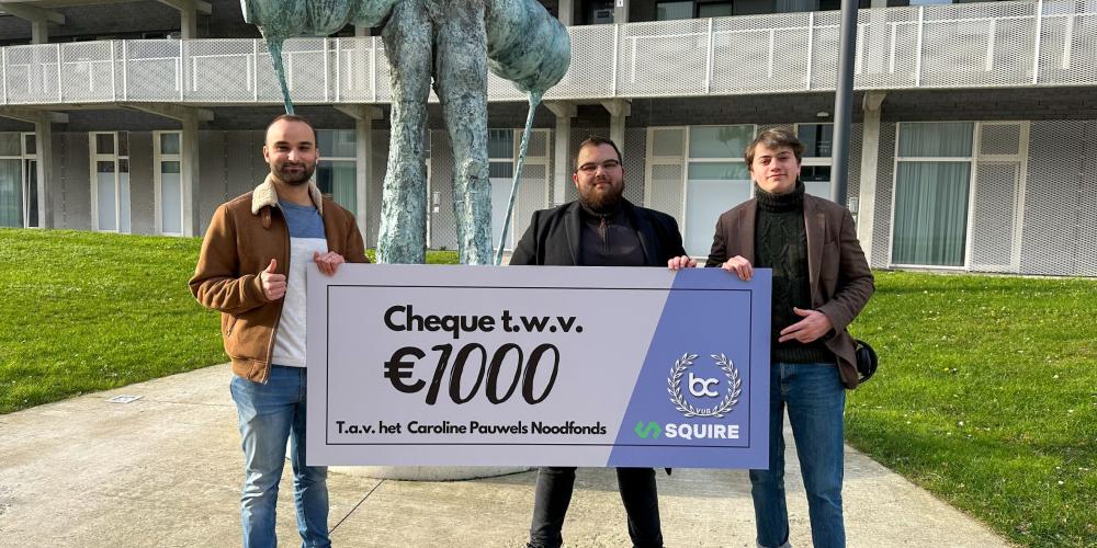 Business Club VUB en Squire BV met cheque voor Noodfonds Caroline Pauwels