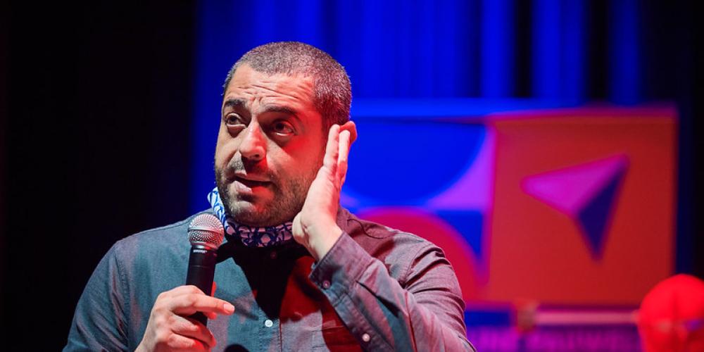 Comedian en VUB-Fellow Erhan Demirci