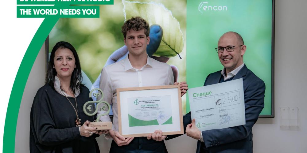 Alumnus Gijs Lambrechts neemt Encon Award in ontvangst