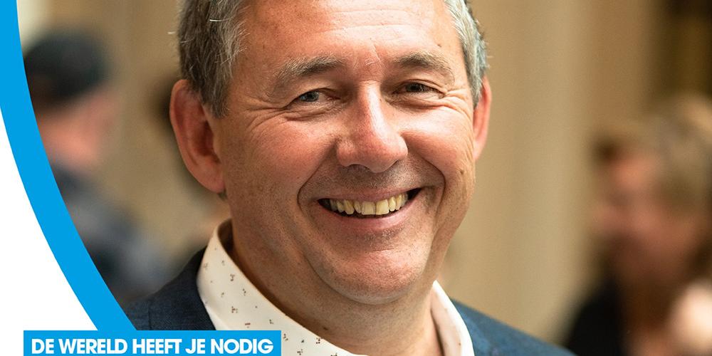 Lachende foto van Rudi Vranckx tijdens Difference Day 2019 met DWHJN overlay