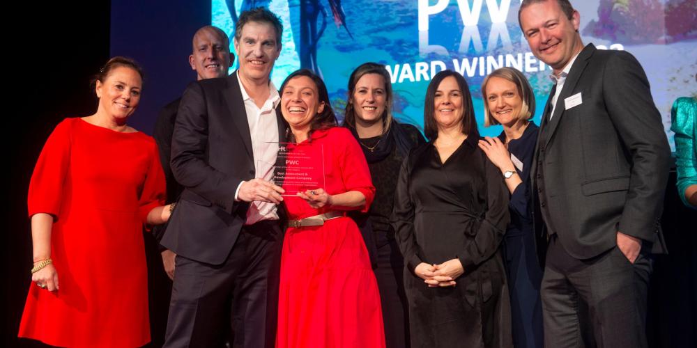 Tom Verboven neemt namens PwC de HR Excellence Award voor Best Assessment & Development Company 2023 in ontvangst Tom Verboven van PwC