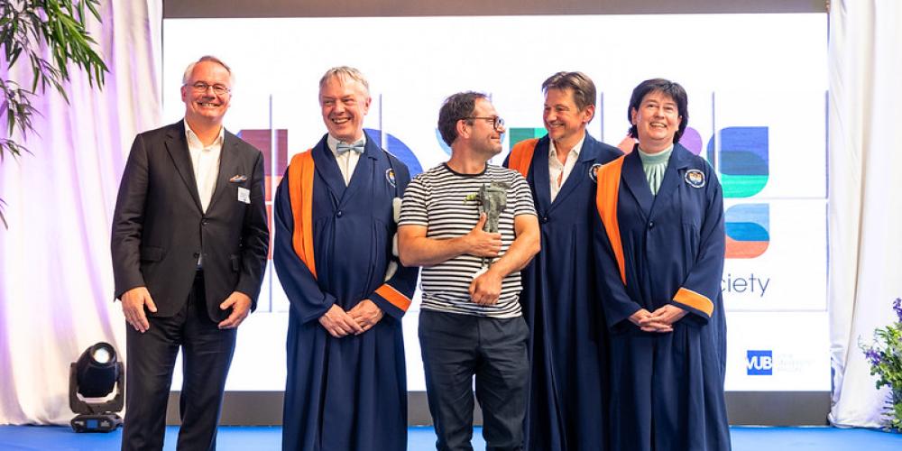 Tom Naegels op groepsfoto met rector Tom Naegels