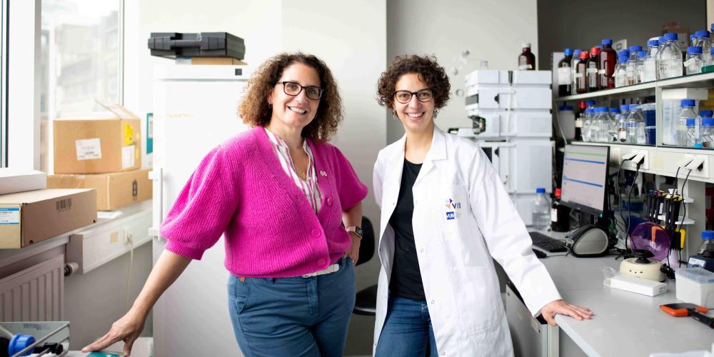 Yamina Krossa en Damya Laoui in labo