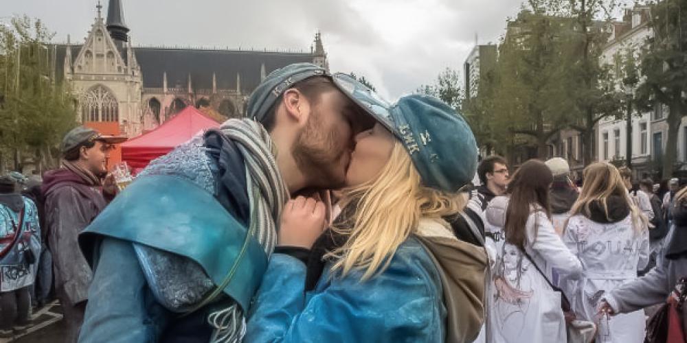 De kus van Julie en Gian op Saint V