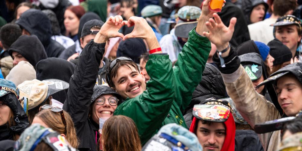 Dikke touche tussen stad en student Saint V 2023: Dikke touche tussen stad en student