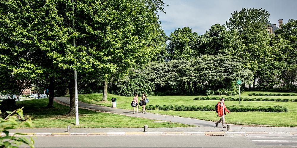 VUB campusingang met wandelende studenten VUB campusingang met wandelende studenten