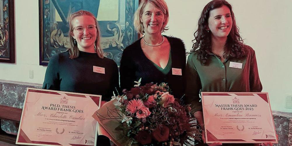 Charlotte Cambier en Emmeline Brouw ontvangen prijs van Karin van Der Kerken Charlotte Cambier en Emmeline Brouw ontvangen prijs van Karin van Der Kerken