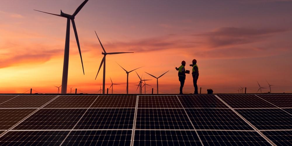 Windmolens met werkers Windmolens met werkers