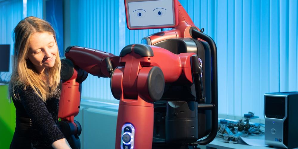 Wetenschapper en robot in interactie