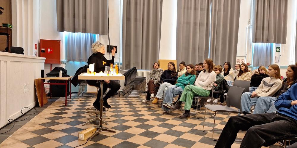 Theatermonoloog Apate Spreekt Leerlingen luisteren naar Apate, vertolkt door Simone Mildochter