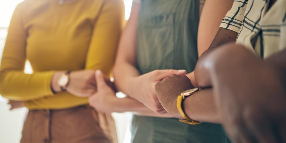 Vrouwen die handen vasthouden