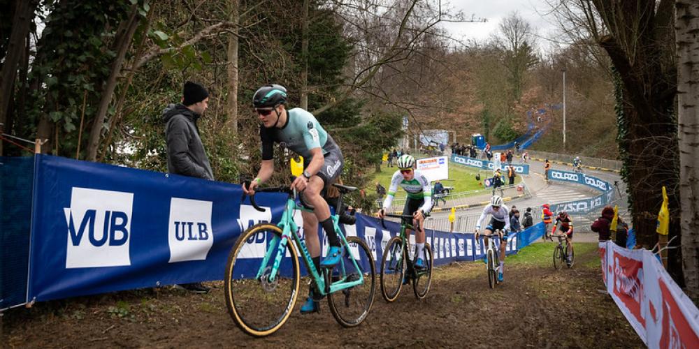 Veldrijders rijden de heuvel op Veldrijders rijden de heuvel op