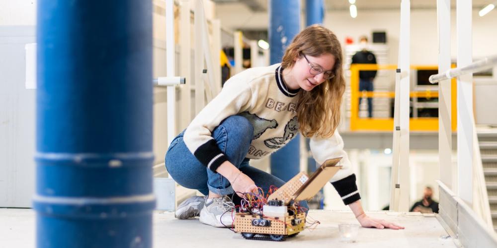 Student in het fablab Student experimenteert in het fablab van de VUB
