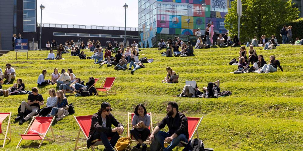 Studenten op de grastrappen in Etterbeek