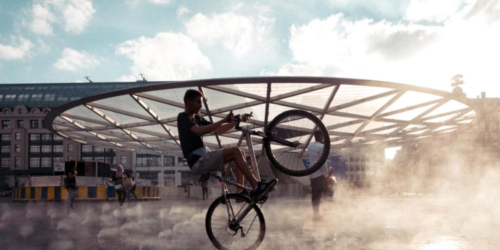 Wheelie met een fiets Wheelie met een fiets