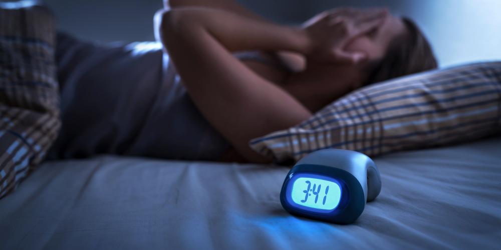 Slaappatronen bij chronische pijn Man slapeloos in bed