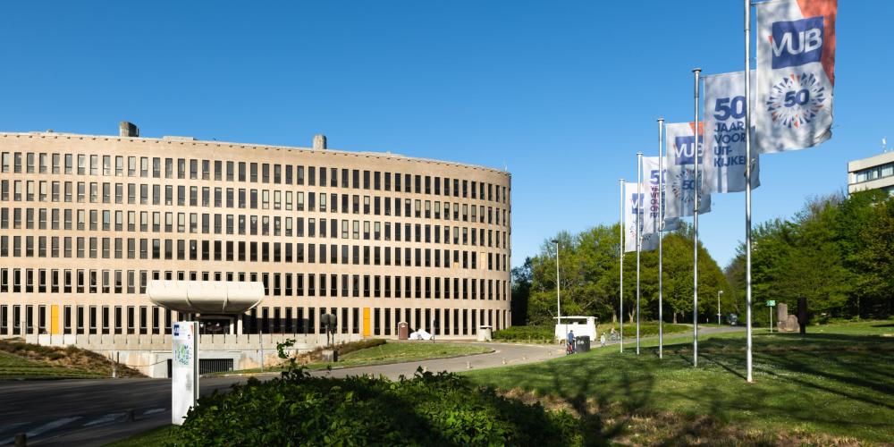 Waarom werken aan de VUB Braem Gebouw met de vlaggen voor 50 jaar VUB
