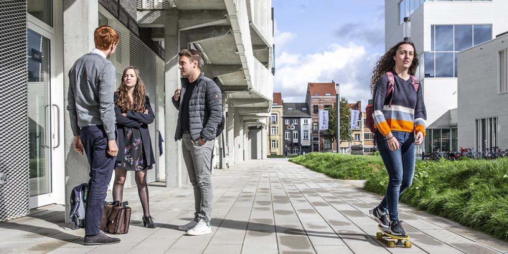 Studenten bij de koten op de campus in Etterbeek Studenten bij de koten op de campus in Etterbeek