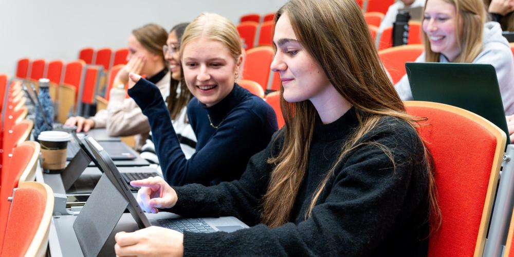 Studenten in aula op de Health Campus in Jette