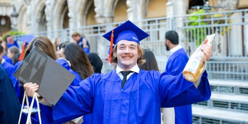 Student op de Grote markt in Brussel voor de Graduations afgestudeerde