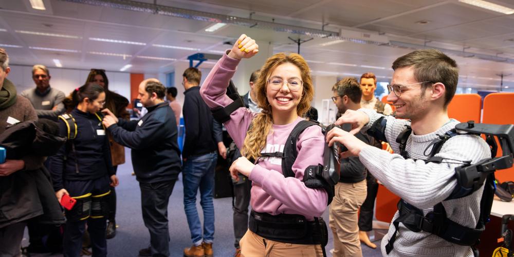 Vrouwelijke studente test AI Robot uit tijdens AugmentX