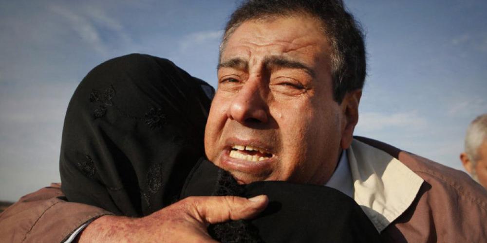 Izzeldin Abuelaiz omhelst moeder Izzeldin Abuelaiz omhelst moeder